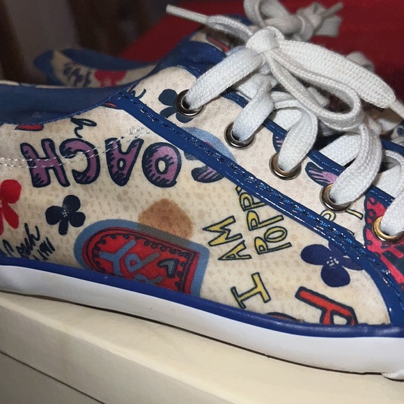 The right foot has a small stain. - Picture 3 of 4